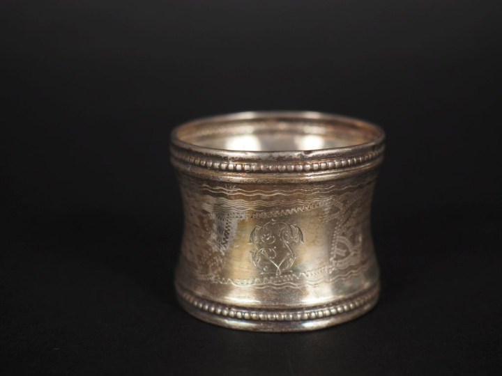 Rond de serviette en argent 925, à décor de cartouche monogrammé sur f