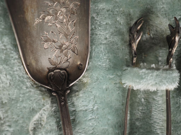 Nécessaire à douceurs quatre pièces de style Louis XV en argent 925, p