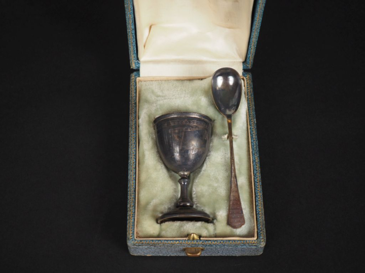 Coquetier et sa cuillère de style Louis XVI en argent 925, poinçon Min