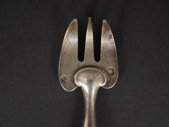 Suite de douze fourchettes à huitre de style Louis XVI en argent 925 e