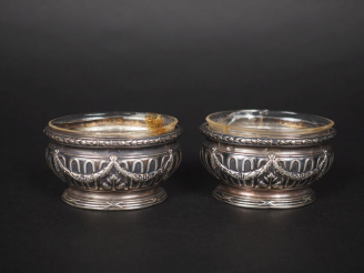 Vente aux enchères Paire de salerons de style Louis XVI en argent 925, poinçon Minerve, à