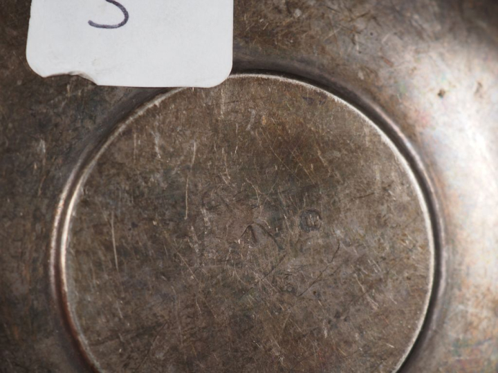 Ensemble comprenant :  - une tasse en argent 925, poinçon Minerve, à d