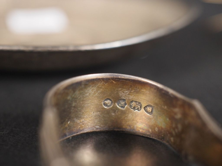 Ensemble comprenant :  - une tasse en argent 925, poinçon Minerve, à d