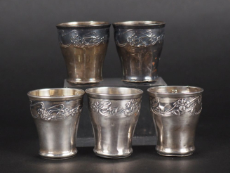 Vente aux enchères Suite de cinq verres à liqueur de style Art Nouveau en argent 925, poi