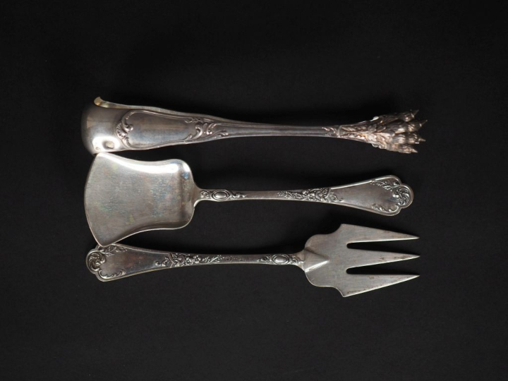 Ensemble comprenant :  - deux éléments de nécessaire à douceurs en arg