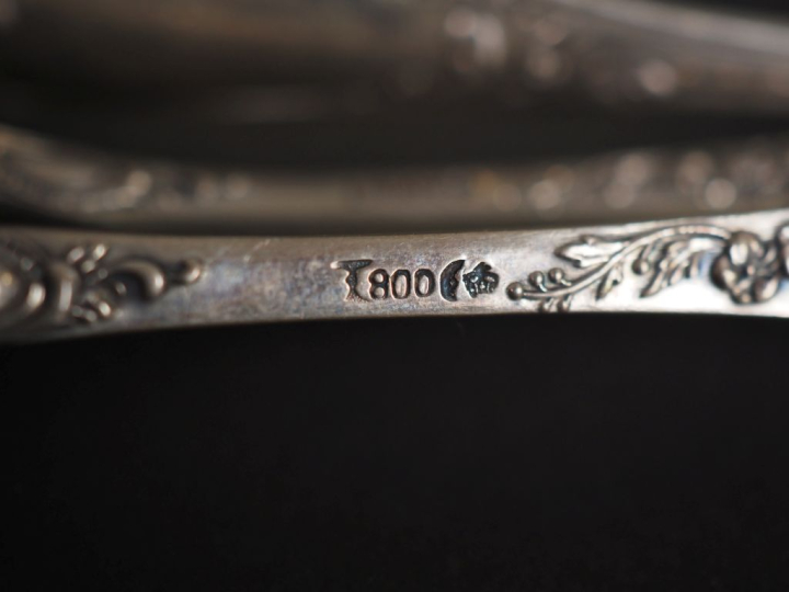 Ensemble comprenant :  - deux éléments de nécessaire à douceurs en arg