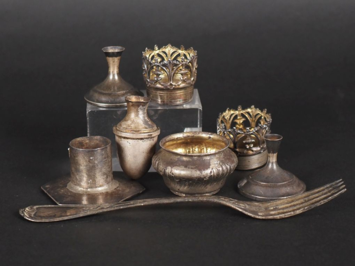 Ensemble comprenant :  - deux bases de coquetiers en argent 925, poinç