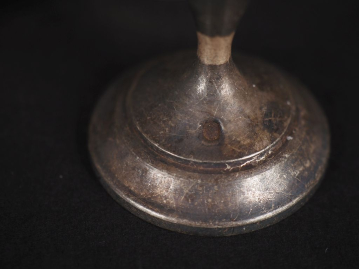 Ensemble comprenant :  - deux bases de coquetiers en argent 925, poinç