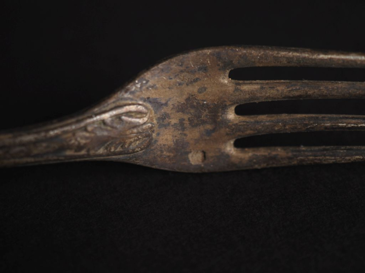 Ensemble comprenant :  - deux bases de coquetiers en argent 925, poinç