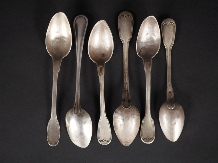 Ensemble comprenant :  - trois petites cuillères dépareillées en argen