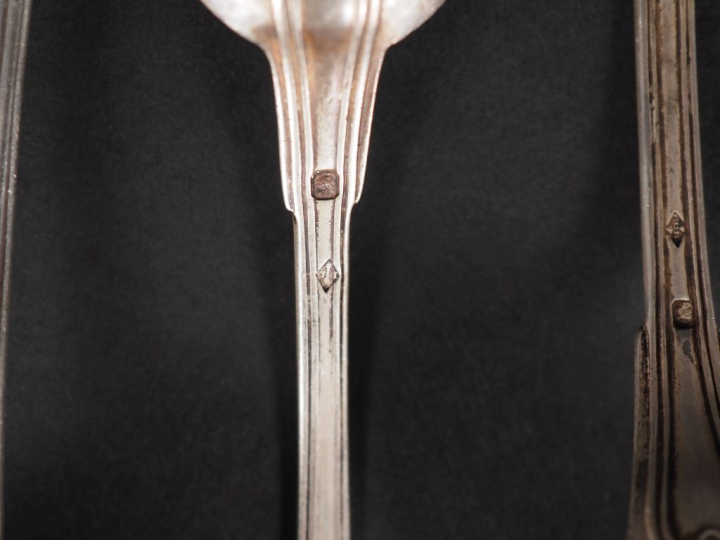 Ensemble comprenant :  - trois petites cuillères dépareillées en argen