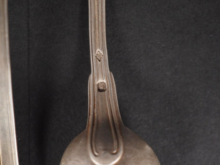 Ensemble comprenant :  - trois petites cuillères dépareillées en argen