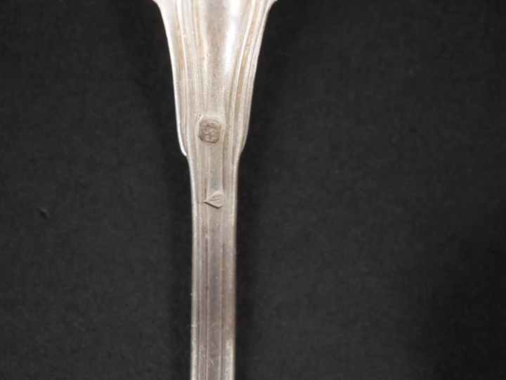 Ensemble comprenant :  - trois petites cuillères dépareillées en argen