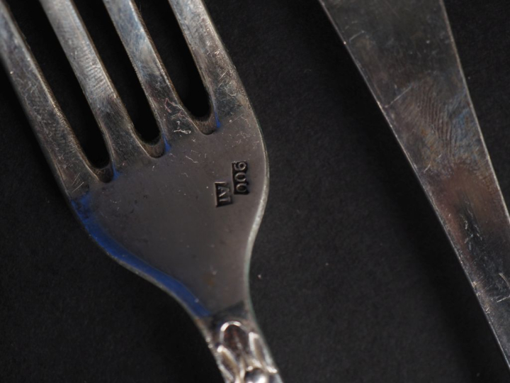 Partie de menagère en argent 900, à décor de palmette. Comprenant :  -