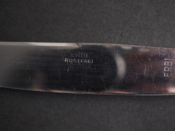 Partie de menagère en argent 900, à décor de palmette. Comprenant :  -