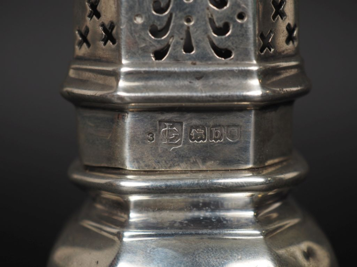 Saupoudroir en argent anglais à pans coupés, à décor de monogramme. H.