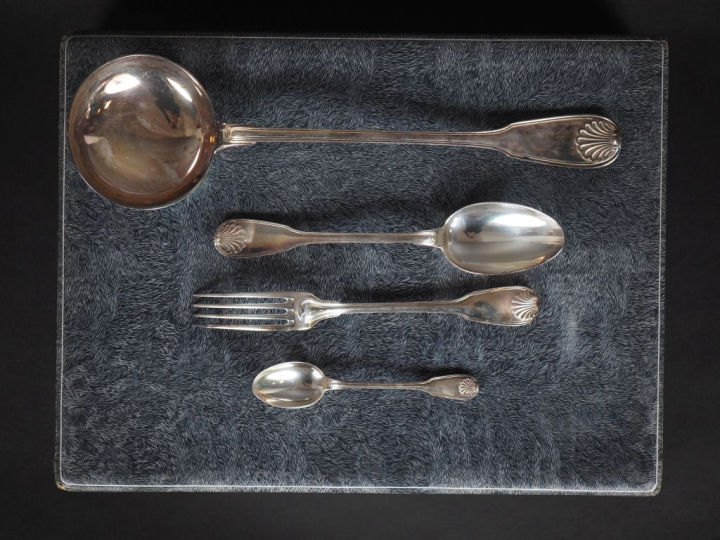 BOULENGER Partie de ménagère en métal argenté, modèle à double coquill