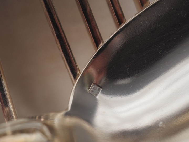 BOULENGER Partie de ménagère en métal argenté, modèle à double coquill