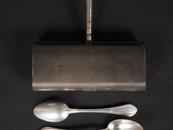 Ensemble comprenant :  - une suite de onze petites cuillères en métal 