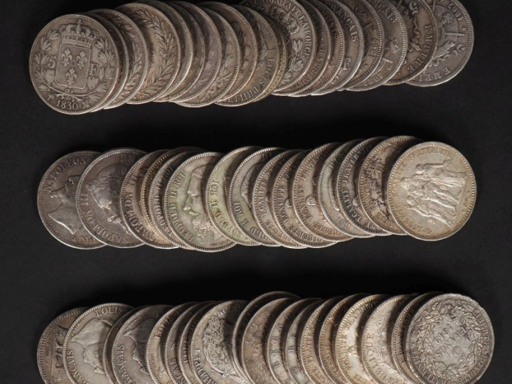 Ensemble comprenant :  - quarante-sept pièces de 5 Francs en argent : 