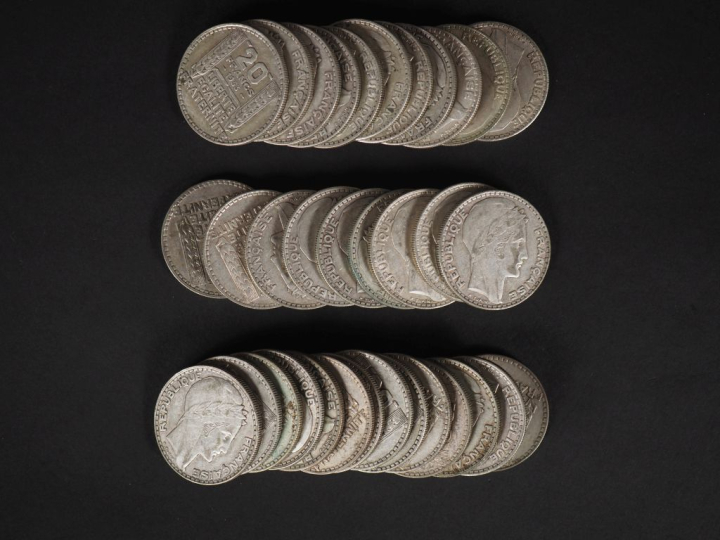 Trente quatre pièces de 20 Francs en argent. Poids. 679 g