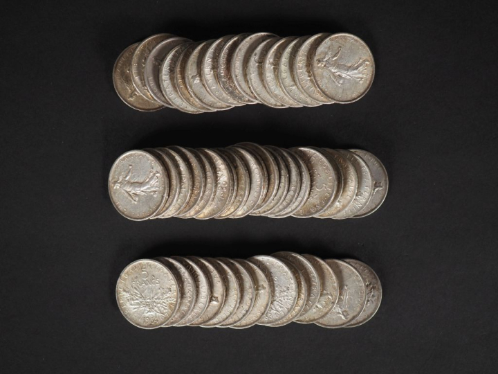 Ensemble comprenant quarante-sept pièces de 5 Francs en argent.  Poids