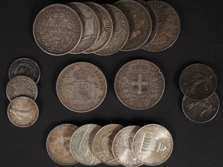 Ensemble comprenant :  - sept pièces de 5 Francs en argent, 1841, 1849