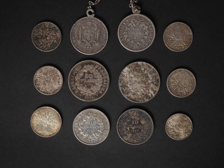 Ensembe comprenant :  - une pièce de 100 Francs en argent, 1983. - deu