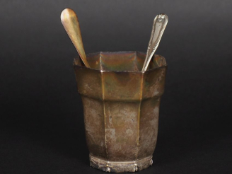 Vente aux enchères Timbale de style Art déco à pans coupé en argent 925, poinçon Minerve.