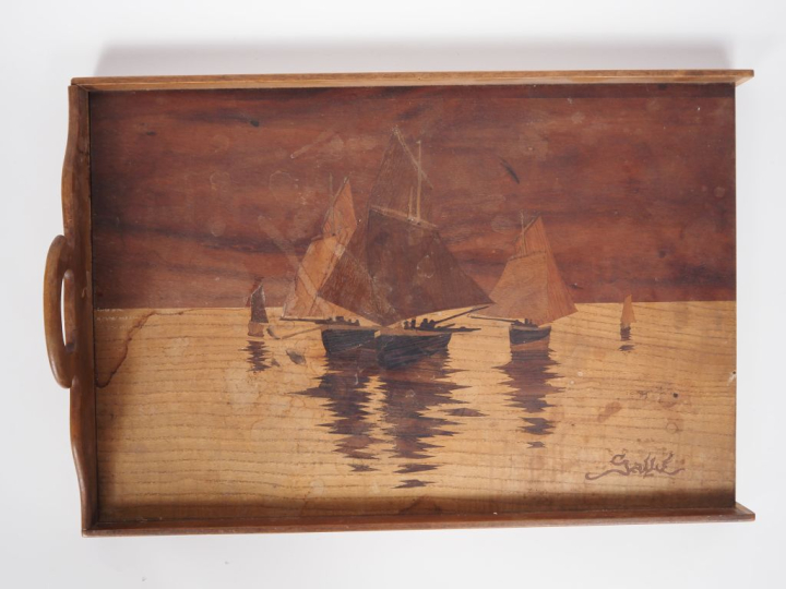 GALLE. Plateau en marqueterie à décor de marine. Signé. Dim. 34,5 x 52