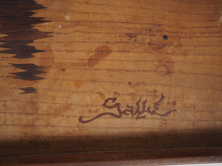 GALLE. Plateau en marqueterie à décor de marine. Signé. Dim. 34,5 x 52