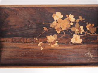 Vente aux enchères GALLE. Plateau en marqueterie à décor de branchages fleuris. Signé Dim