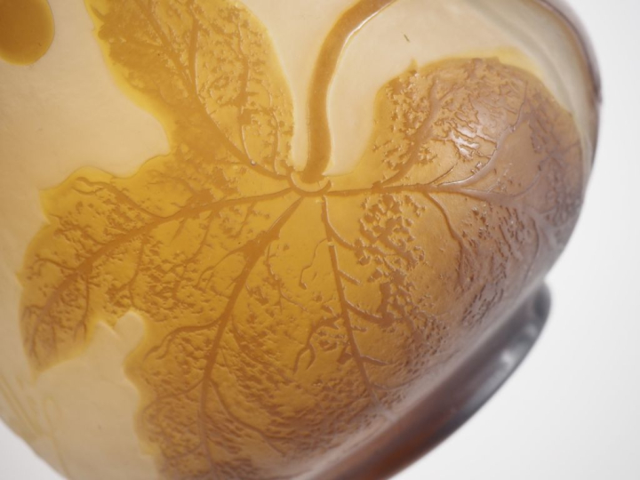 GALLE.  Vase ovoide en verre à décor gravé en camée et à l'acide de fl