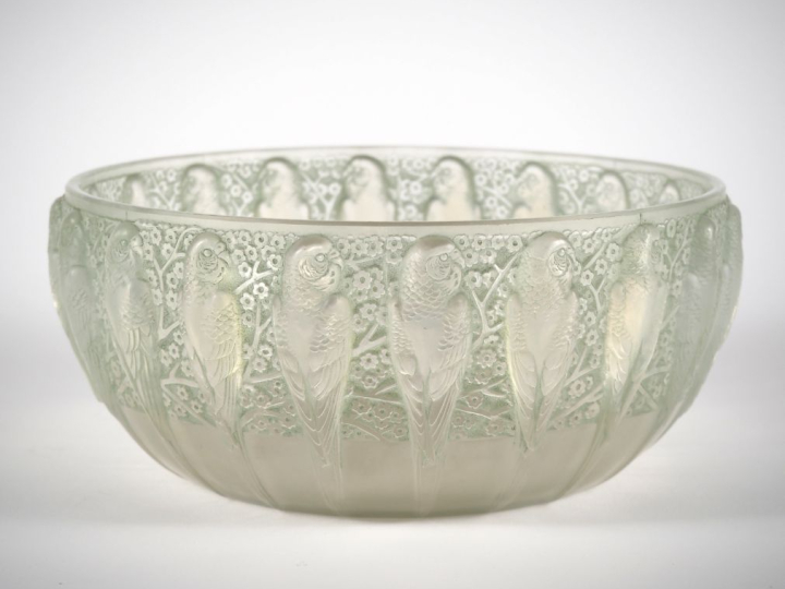 LALIQUE. Coupe en verre et verre opalescent à décor de perruches. Sign