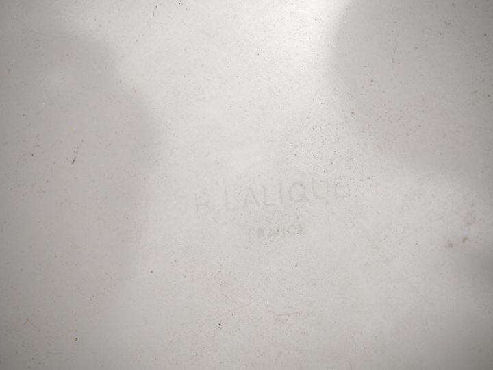 LALIQUE. Coupe en verre et verre opalescent à décor de perruches. Sign