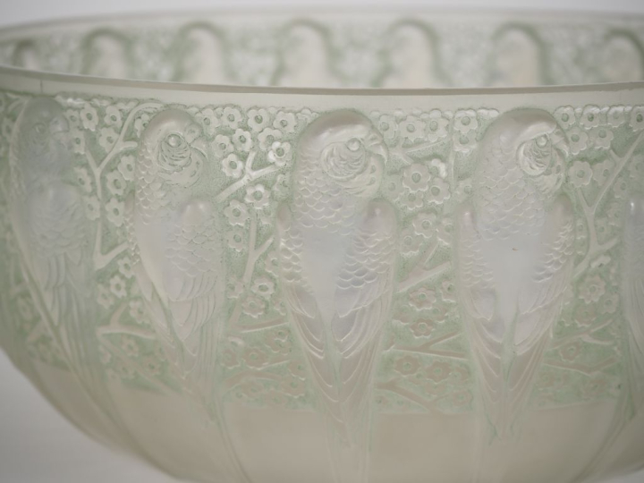 LALIQUE. Coupe en verre et verre opalescent à décor de perruches. Sign
