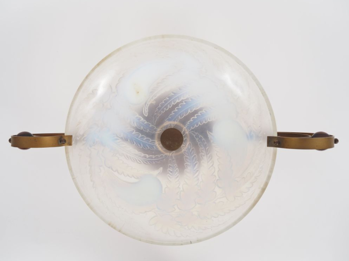 ETLING. Coupe montée de style Art Déco en verre et verre opalescent à 