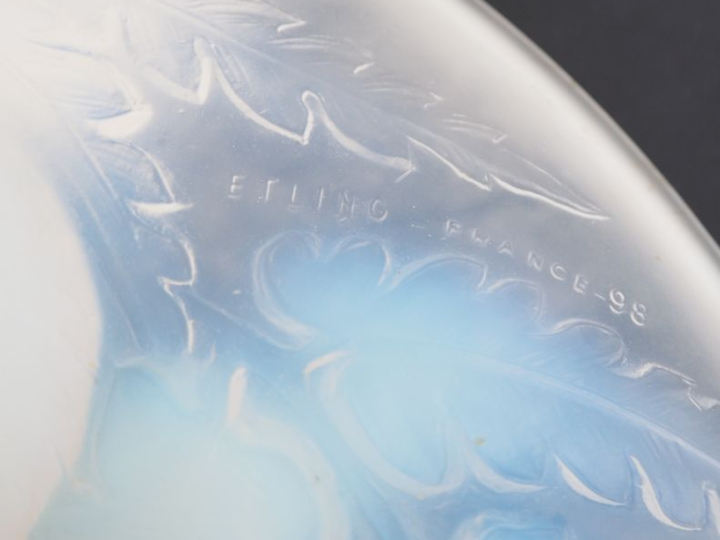 ETLING. Coupe montée de style Art Déco en verre et verre opalescent à 