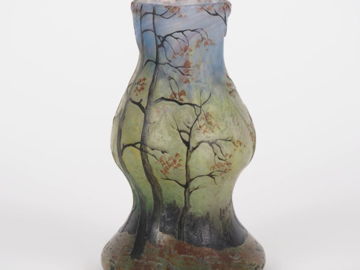 LEGRAS. Vase balustre en verre à décor gravé en camée à l'acide de pay