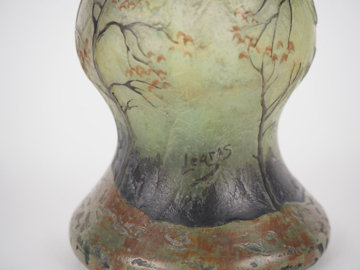 LEGRAS. Vase balustre en verre à décor gravé en camée à l'acide de pay