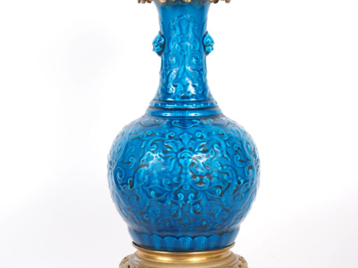 SEVRES.  Lampe en céramique bleu persan à décor de style Extreme Orien