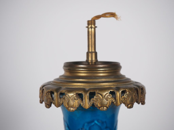 SEVRES.  Lampe en céramique bleu persan à décor de style Extreme Orien