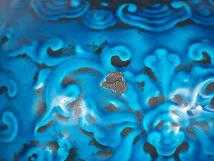 SEVRES.  Lampe en céramique bleu persan à décor de style Extreme Orien