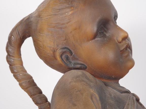 GOLDSCHEIDER.  Grande jardinière en stuc patiné figurant deux enfants 