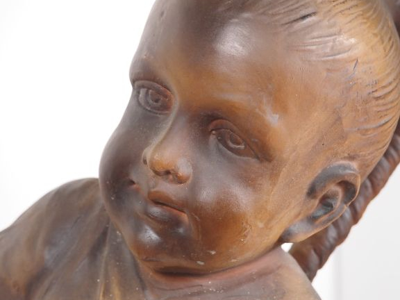 GOLDSCHEIDER.  Grande jardinière en stuc patiné figurant deux enfants 