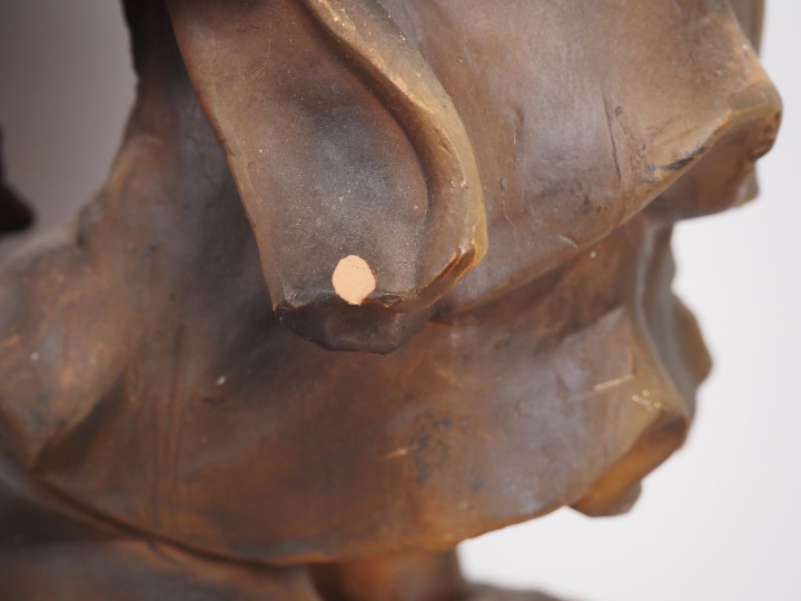 GOLDSCHEIDER.  Grande jardinière en stuc patiné figurant deux enfants 
