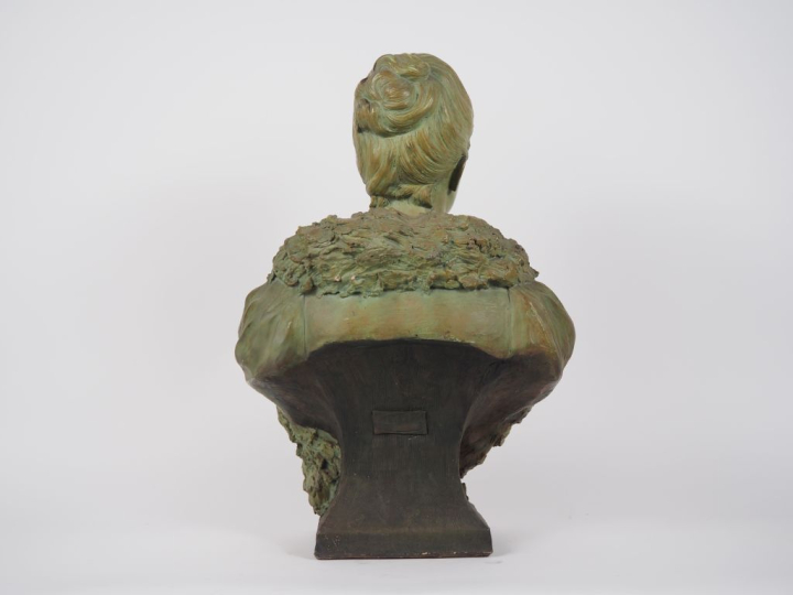 GOLDSCHEIDER. "Portrait de jeune fille en buste". Sculpture en stuc pa