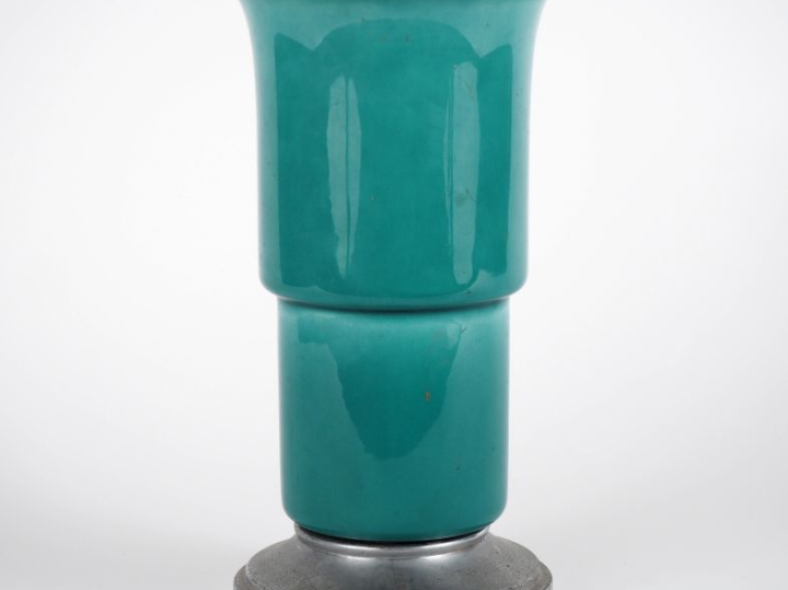 Paul MILET.  Vase Art Déco en céramique de Sèvres bleu canard, piedouc