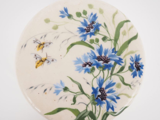 Vente aux enchères Paul MILET. Bonbonnière Art Déco en céramique à décor polychrome de ba