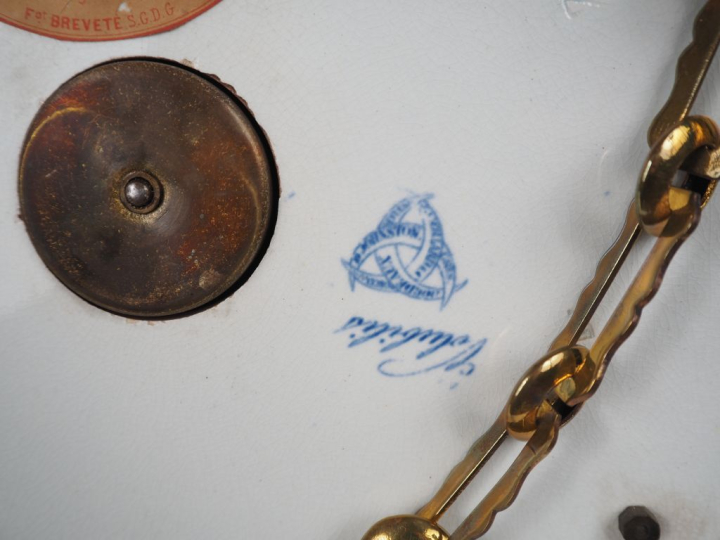 Jean VIEILLARD à Bordeaux.  Pendule murale en faïence fine laiton et p